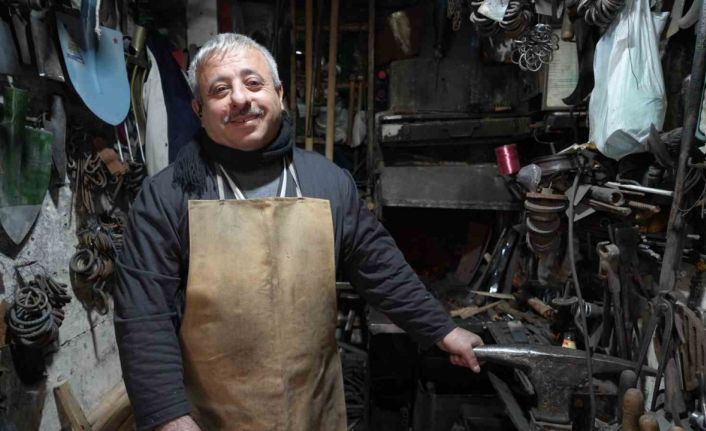Unutulmaya yüz tutmuş demircilik mesleğini 30 yıldır ilk günkü aşk ile devam ettiriyor