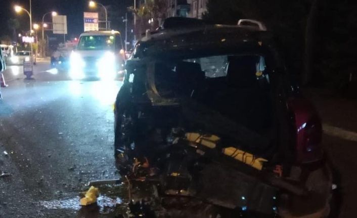 Ünye’de park halindeki araca ve direğe çarpan araç takla attı: 1 ölü