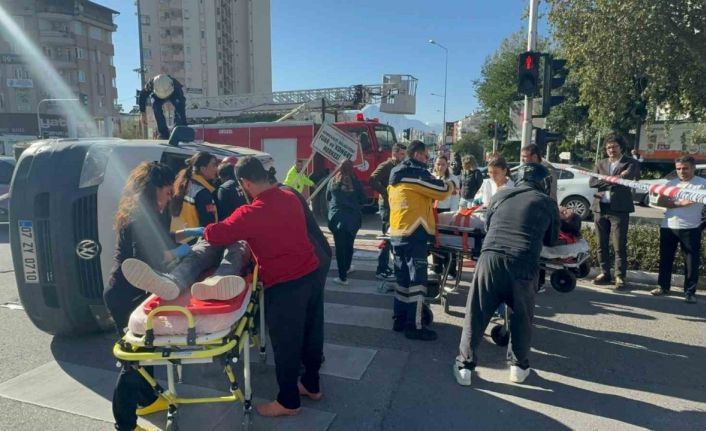 Uyarı tabelasını dikkate almadı, yan yatan araçta sıkışan 2 kişiyi itfaiye kurtardı