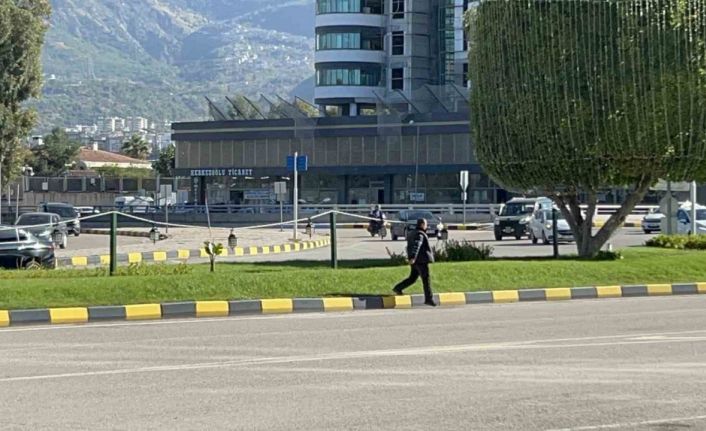 Üzerine basıldığında uyarı veren çimleri test etmek isteyenler esnafı ikiye böldü