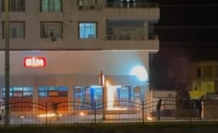 Vatandaşlar alışveriş yaptığı sırada molotof atan terör yandaşları marketi ateşe verdi