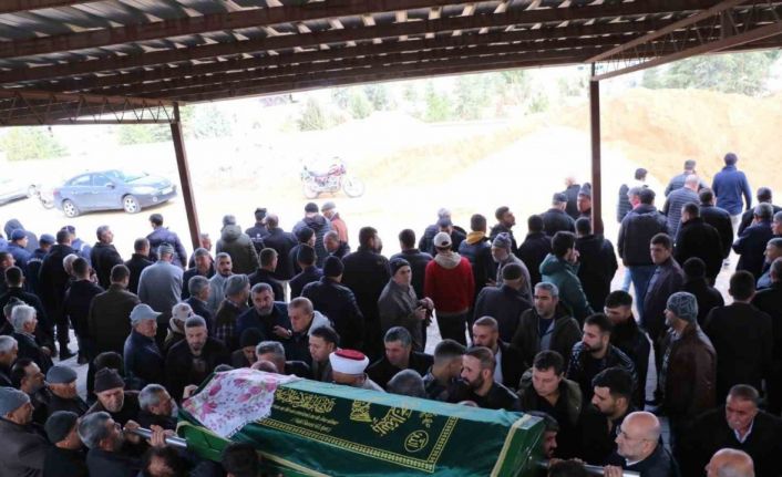 Yanan restorana unuttuğu cep telefonunu almak için geri girince hayatını kaybetti