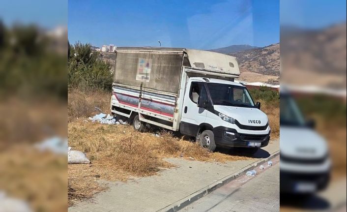 Yol kenarına moloz döken vatandaşa, Efeler Belediyesi zabıta ekipleri geçit vermedi