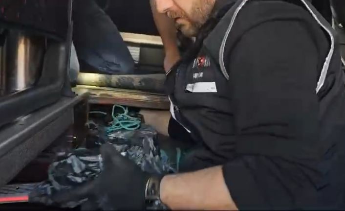 Yolcu otobüsünden 140 cep telefonu, 475 elektronik sigara ve 300 paket kaçak sigara çıktı