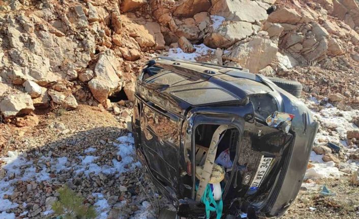 Yolcu otobüsünün arkadan çarptığı otomobil devrildi: 3 yaralı