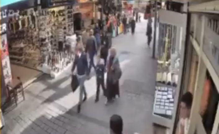 Yolda yürüyen genç kıza durduk yere tekme attı, esnaftan meydan dayağı yedi