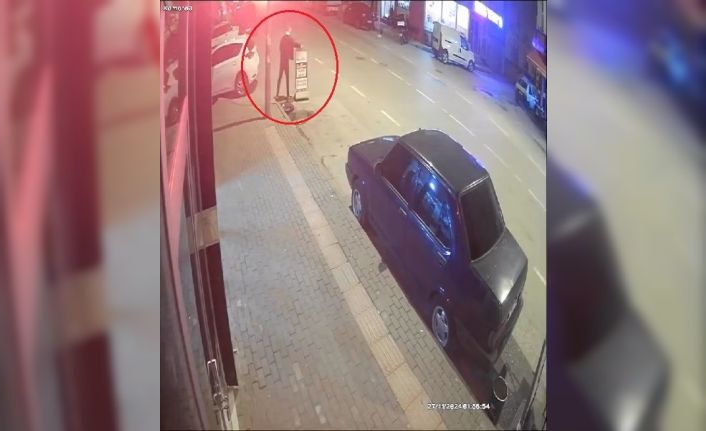 Yoldan aldığı tabela ile dükkana saldırdı