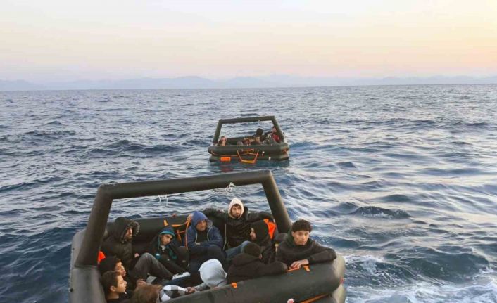 Yunanistan, 15 çocuğun içinde bulunduğu can sallarını Türk karasularına geri itti