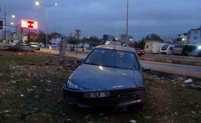 14 yaşındaki çocuğun kullandığı araç kaldırımda yürüyen aileye çarptı: 1’i bebek 3 yaralı