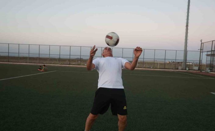 55 yaşındaki futbolcu başkan, babalarıyla birlikte futbol oynadığı gençlerle sahada ter döküyor