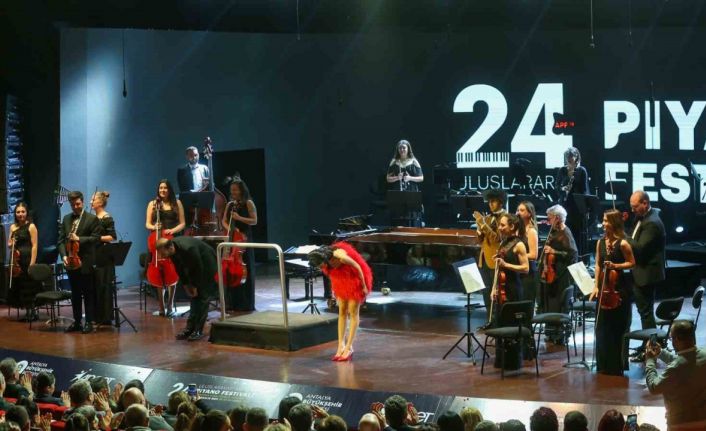 Agora Senfoni Orkestrası, sokak hayvanları için sahne aldı