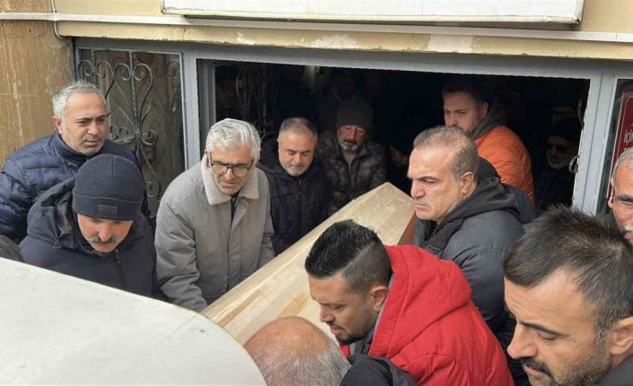 Aile içi cinayete kurban giden anne ve oğlunun cenazeleri yakınlarına teslim edildi