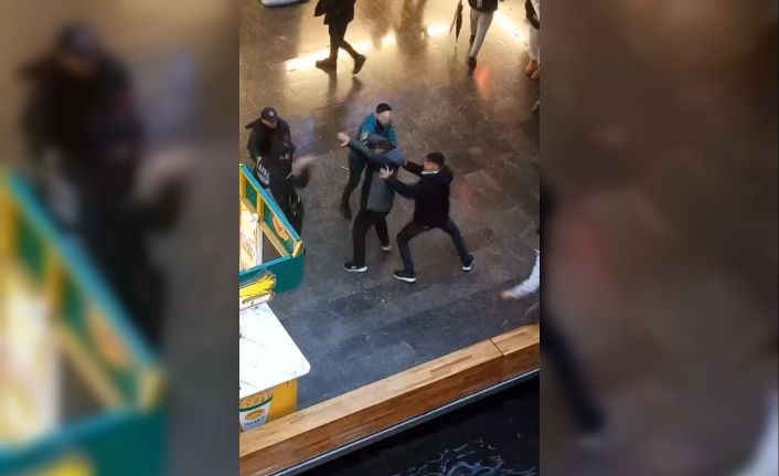 Alışveriş merkezinde güvenlik görevlileri ile gençler arasında tekme tokat kavga kamerada