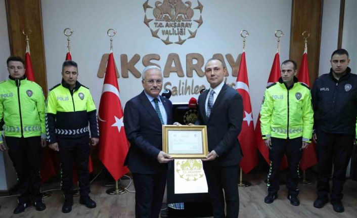 Alkollü sürücünün valiye şikayet etmekle tehdit ettiği polislere Vali’den başarı belgesi