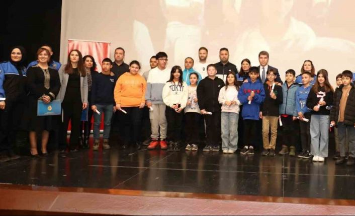 Amasya polisi ‘Geleceğe Birlikte Yürüyelim Projesi’ ile 8 bine yakın çocuk ve gence ulaştı