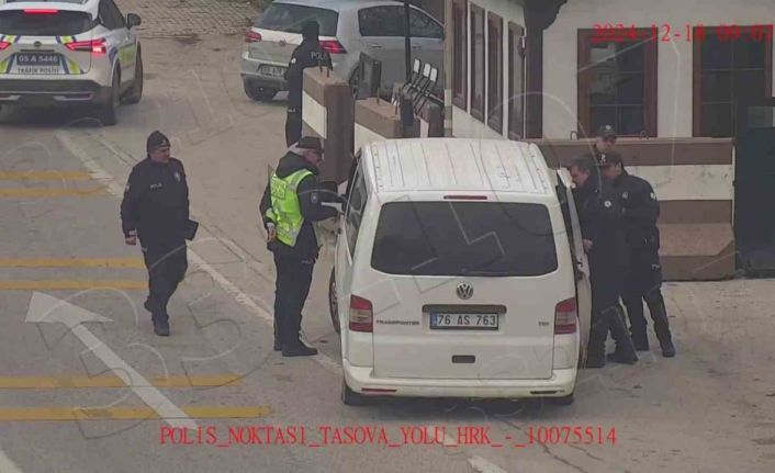 Amasya’da 20 kaçak göçmenin çıktığı minibüsün sürücüsü ve yanındaki şahıs tutuklandı