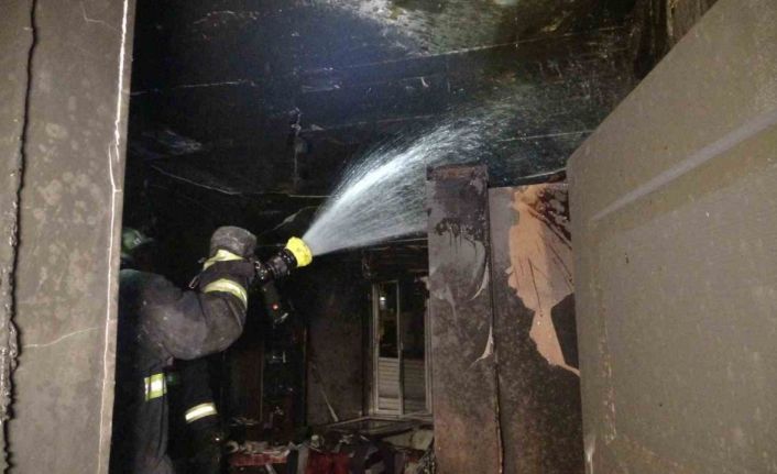 Anne ve 2 çocuğu yangından kurtuldu, odaları küle döndü