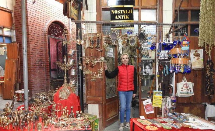 Antikacı kadın zorluklara rağmen babasının mirasını yaşatıyor