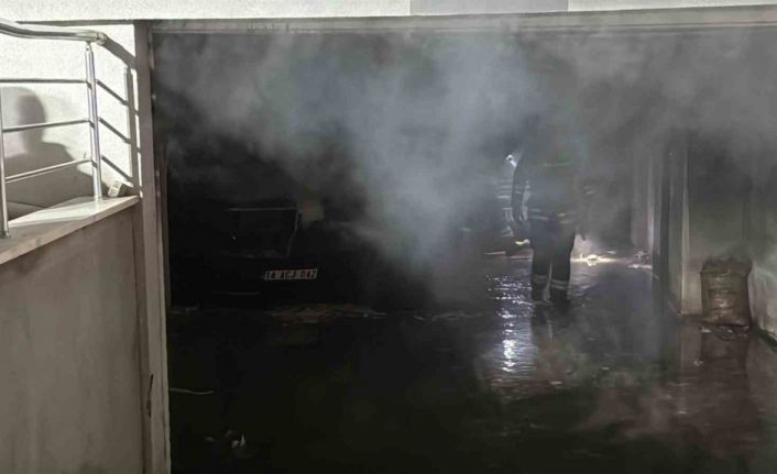Apartman garajında yangın çıktı: 2 araç yandı, mahsur kalan 8 kişi kurtarıldı