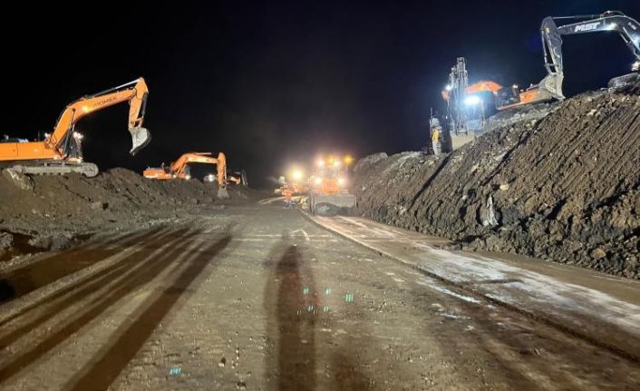 Arhavi’deki heyelan sonrası yol 19 saat sonra tek şeritten ulaşıma açıldı