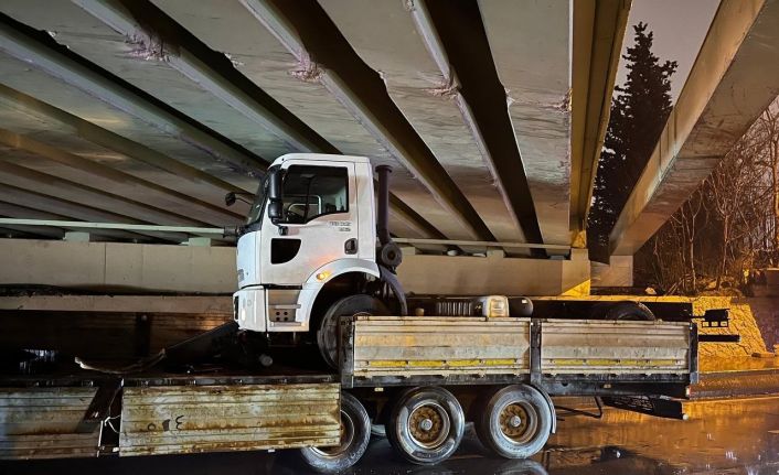 Bakırköy’de aynı üst geçitte yine kaza: Tır dorsesindeki çekici üst geçide böyle çarptı
