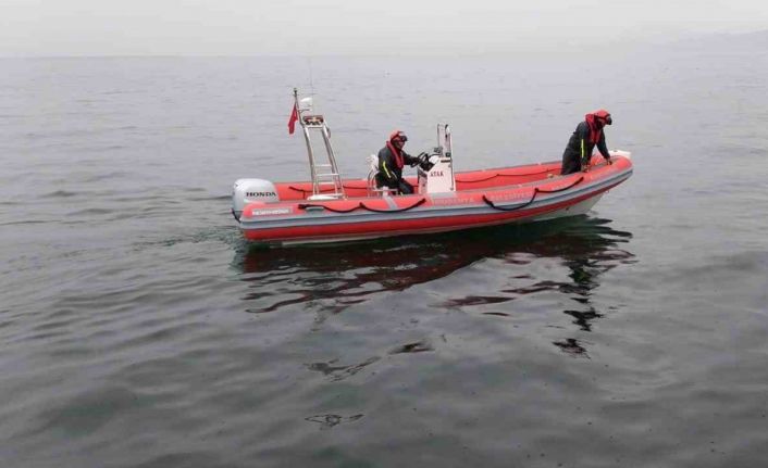 Balık tutarken denize düşen adamı dalgıçlar arıyor