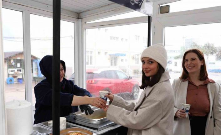 Bandırma Belediyesi’nden öğrencilere ve personele sıcak çorba ikramı