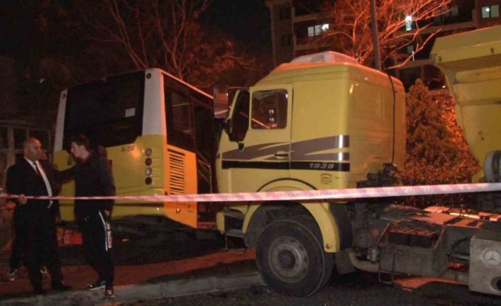Başakşehir’de kontrolden çıkan İETT otobüsü park halindeki kamyona çarptı: 1 yaralı
