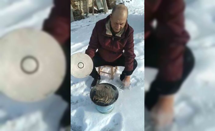 Bayburtlu vatandaşın eksi 10 derece havada hamsi tava ve horon keyfi