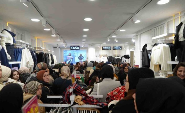 Bayburt’ta alışveriş yoğunluğu: İndirimli ürünlerden almak isteyen vatandaşlar kasa önünde kuyruklar oluşturdu
