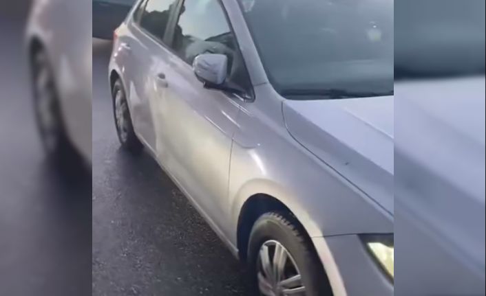 Beykoz’da emniyet şeridine giren sürücü yol vermeyen araca üç kez çarptı
