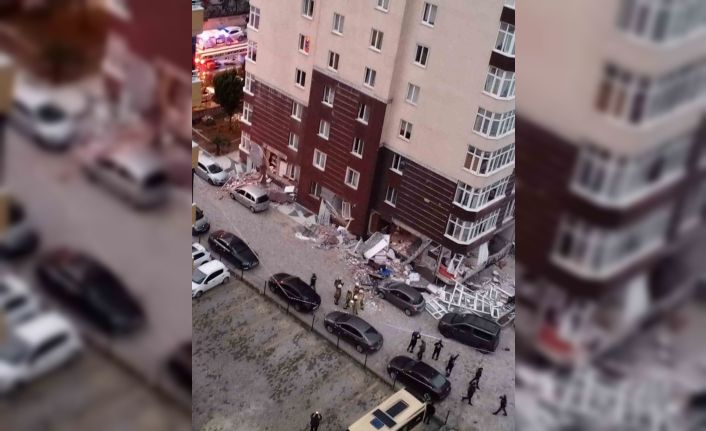 Beylikdüzü Osmanlı Caddesi üzerinde bulunan 14 katlı binada doğalgaz patlaması meydana geldi. Patlama sonrası bölgeye çok sayıda ekip sevk edildi.