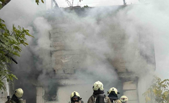 Beyoğlu’nda 2 katlı ahşap binada yangın çıktı, bitişikteki dairede uyuyan 2 kişi böyle kurtarıldı