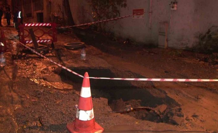 Beyoğlu’nda yol çöktü, 2 daireyi su bastı: Vatandaş İSKİ’ye tepki gösterdi