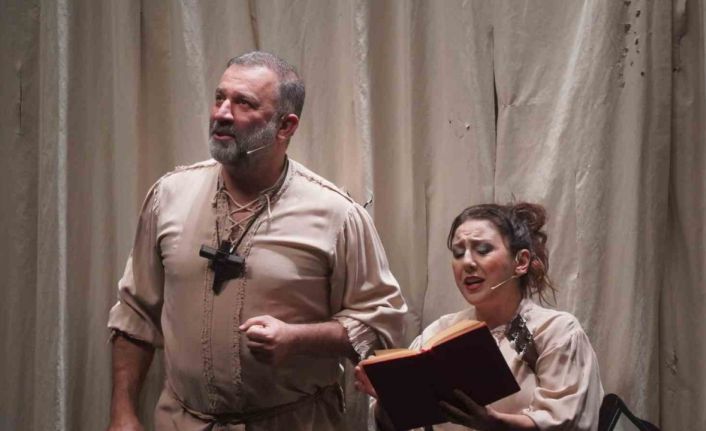 Bilecik’te  ‘Bir Baba Hamlet’ adlı tiyatro oyunu büyük ilgi gördü