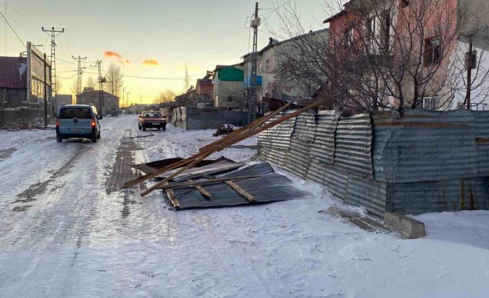 Bingöl’de şiddetli rüzgar ve tipi nedeni ile çatılar uçtu