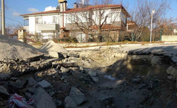 Burdur’da sokakta oluşan göçük 4 eve zarar verdi, 1 ev çökme tehlikesi nedeniyle mühürlendi