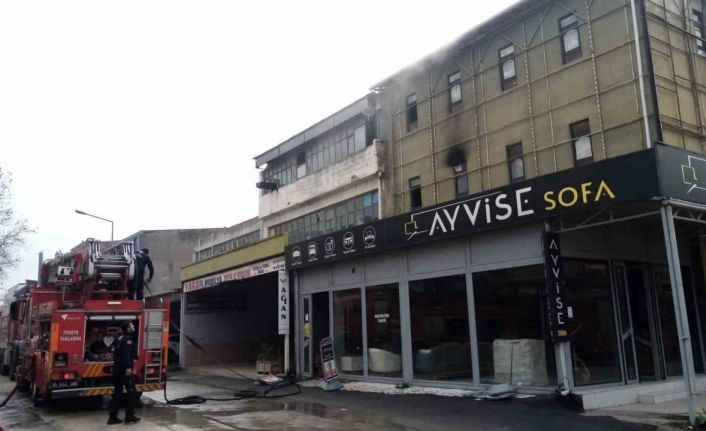 Bursa’da mobilya imalathanesinde yangın