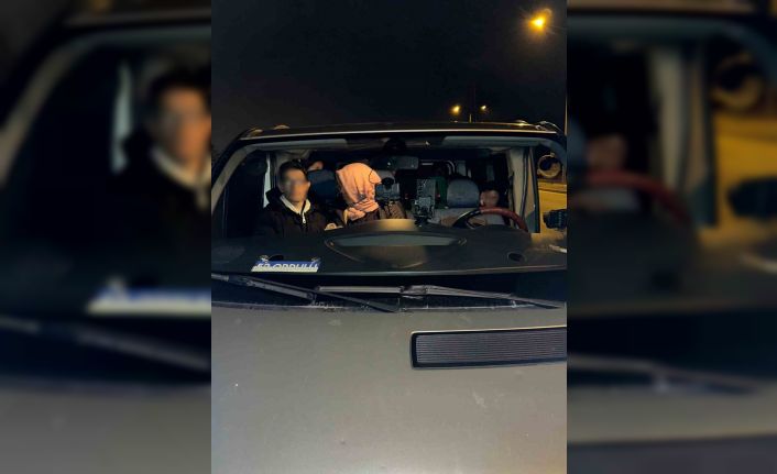 Çanakkale’de araç içinde 15 kaçak göçmen yakalandı, 1 göçmen kaçakçısı tutuklandı