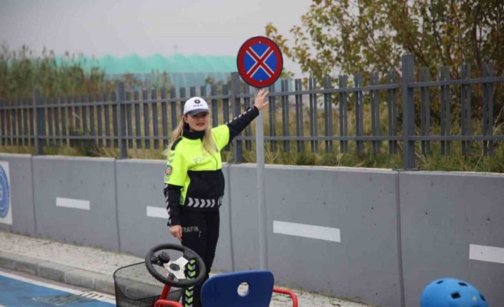 Çocuklar direksiyon başına geçti kavşaklar polisle doldu