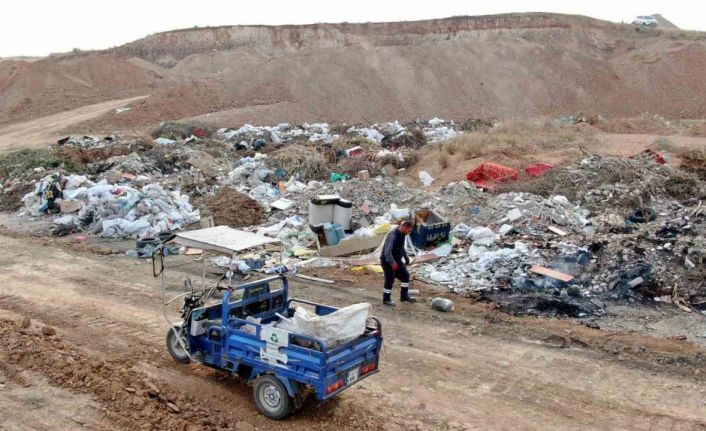 Çöpleri boş araziye atıp yakarak vatandaşın zehir solumasına neden oluyorlar