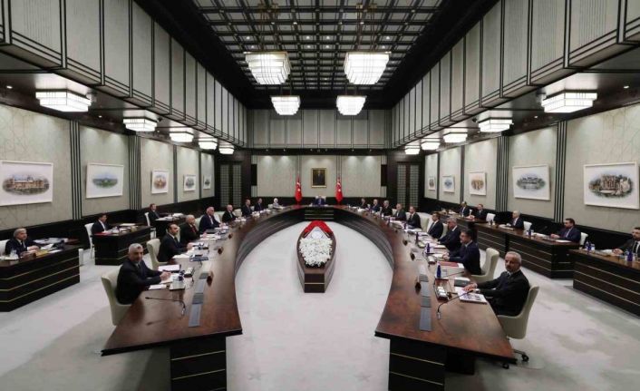 Cumhurbaşkanı Recep Tayyip Erdoğan başkanlığındaki kabine toplantısı Beştepe’de başladı.