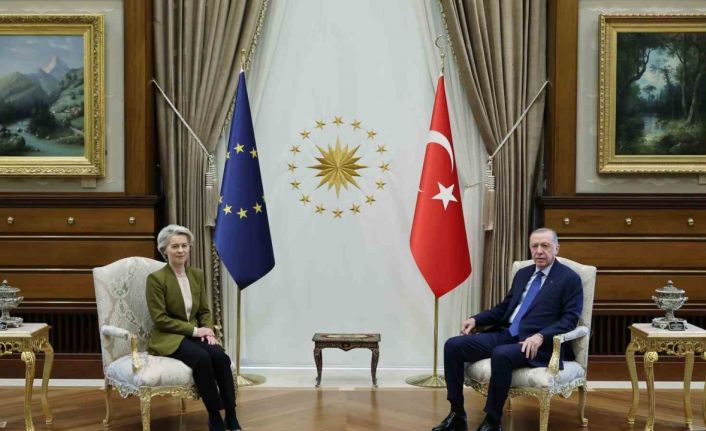 Cumhurbaşkanı Recep Tayyip Erdoğan, Cumhurbaşkanlığı Külliyesi’nde AB Komisyonu Başkanı Ursula Von Der Leyen’i kabul etti.