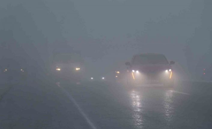 Denizli - Antalya karayolunda etkili olan yoğun sis ve kar yağışı sürücüleri zorladı