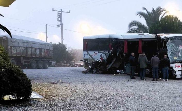 Denizli’de feci kaza... Yolcu otobüsü akaryakıt istasyonundan çıkan tıra çarptı: 1 ölü, 20 yaralı