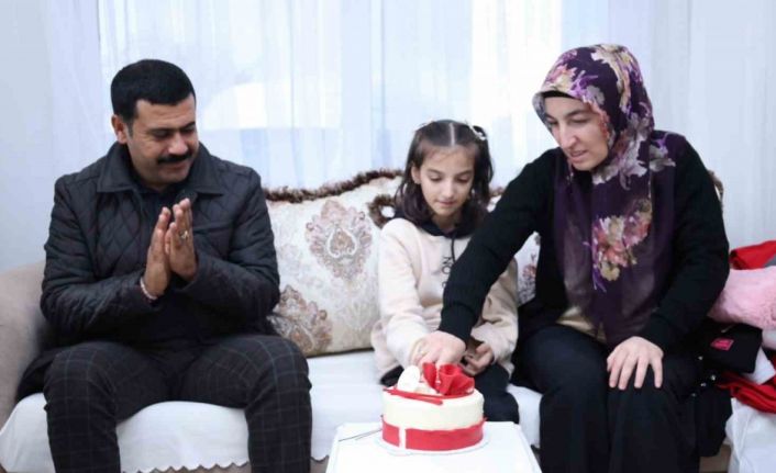 Depremde babasını, 2 kardeşini kaybeden ve 16 ameliyat geçirerek hayata tutunan Zümra’ya sürpriz doğum günü kutlaması