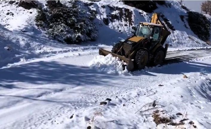 Diyarbakır’da kardan kapanan yollar ulaşıma açıldı