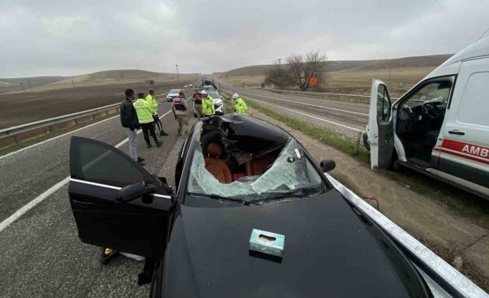 Diyarbakır’da tırdan fırlayan tekerin seyir halindeki otomobilin tavanına düşmesiyle 1 kişi öldü