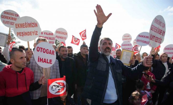 Edirne’de çalışma ruhsatı iptal edilen turizm firması belediye önünde eylem yaptı