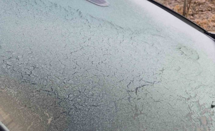 Elazığ’da dondurucu soğukta araç camları buz tuttu